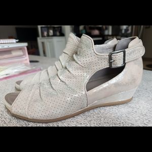 Anesha casual shoe European size 39 (8, 8.5)